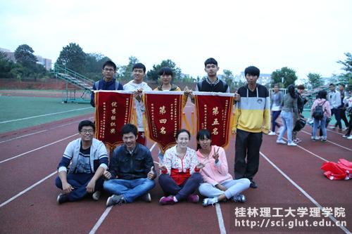 孙巍副书记与工作人员庆祝胜利