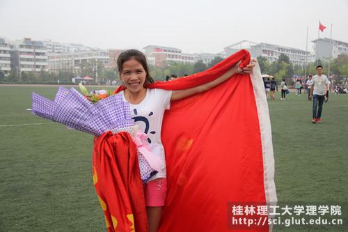 女子甲组800米、1500米冠军李燕妹同学