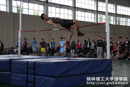 男子乙组跳高冠军王厚凯同学
