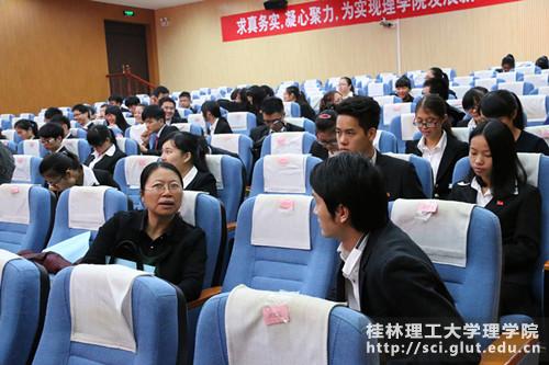 各小组对工作报告进行讨论、审议